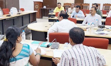 लाला जगदलपुरी ग्रंथालय में पाठकों को बेहतर सुविधाएं प्रदान करें : कलेक्टर