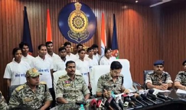 28 लाख 50 हजार के ईनामी 12 नक्सलियों ने किया आत्मसमर्पण