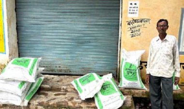 सहकारी समिति बरोंडाबाज़ार में सुगम खाद वितरण व्यवस्था: किसानों ने जताई खुशी