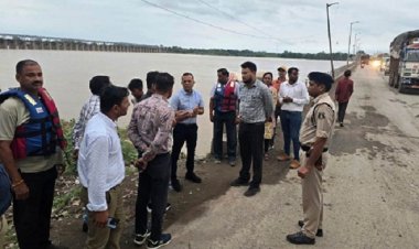 कलेक्टर ने बाढ़ संवेदनशील क्षेत्रों का व्यापक निरीक्षण कर तैयारियों का लिया जायजा