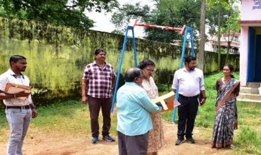 कलेक्टर ने आंगनबाड़ी और विद्यालय का किया निरीक्षण