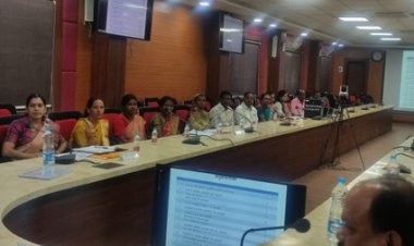 कलेक्टर ने पालक व अधीक्षिकाओं की ली समीक्षा बैठक