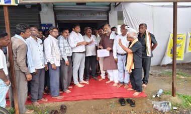 बरसते पानी में किसानों का प्रदर्शन, लोहारा एसडीएम को सौंपा ज्ञापन