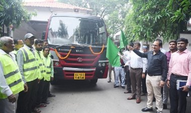 कलेक्टर ने स्वच्छता पेट्रोलिंग वाहन को दिखाई हरी झण्डी