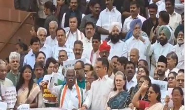 मानसून सत्र के चौथे दिन भी विपक्ष का संसद के बाहर विरोध प्रदर्शन