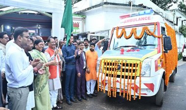 मुख्यमंत्री साय ने आधुनिक एम्बुलेंस को दिखायी हरी झंडी