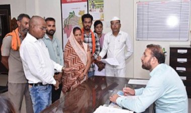 कलेक्टर ने गंभीरतापूर्वक जनसामान्य की सुनी शिकायत एवं समस्याएं