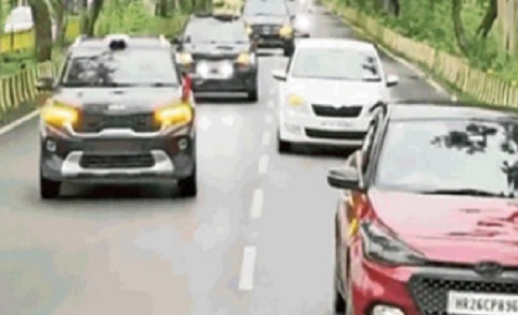 फर्जी नेम प्लेट और बत्ती लगाकर मचा रहे हुड़दंग