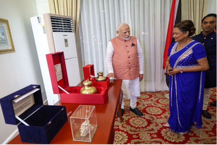 त्रिनिदाद एंड टोबैगो की पीएम को मोदी ने भेंट की राम मंदिर की प्रतिकृति और सरयू का जल
