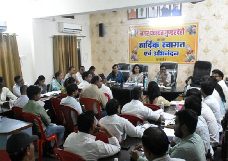 कलेक्टर ने ली गुण्डरदेही में विकासखण्ड स्तरीय अधिकारियों की समीक्षा बैठक