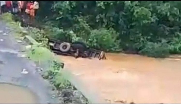बलरामपुर में नदी उफान पर, पुल पार करते ट्रक पलटा