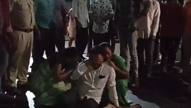 बेटे-बहू की मौत पर सड़क में बिखलते परिजन, ट्रक ने कुचला