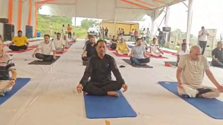 मैनपाट प्रशिक्षण शिविर में CM साय, सांसद और विधायकों ने किया योग