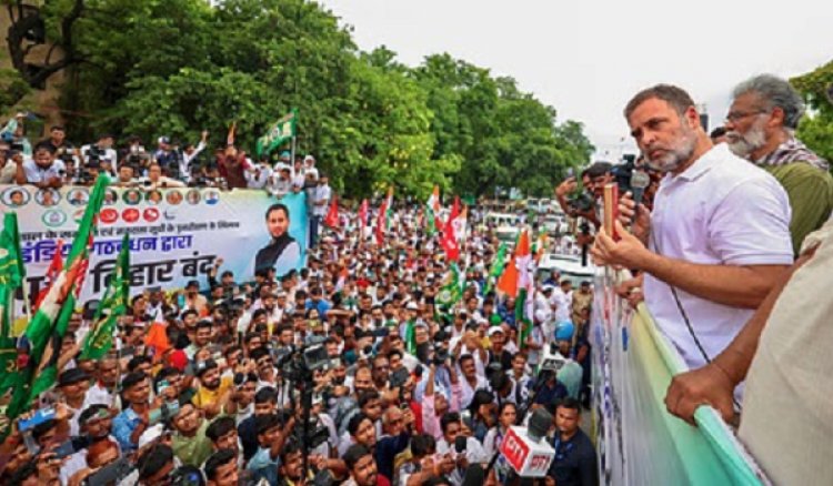 बिहार में हमारे वोटरों की चोरी कर रहा चुनाव आयोग: राहुल