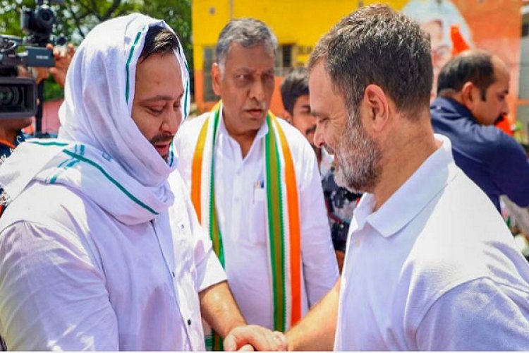 पटना की सड़कों पर उतरे राहुल गांधी और तेजस्वी यादव