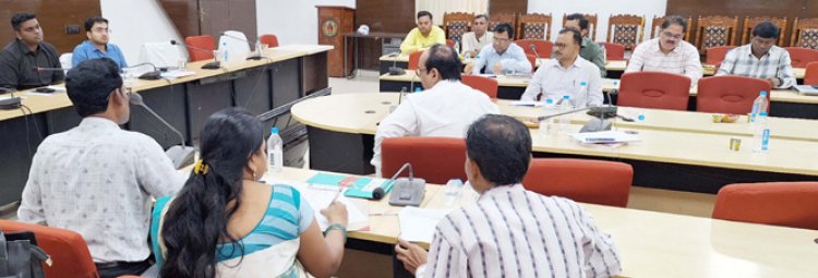 लाला जगदलपुरी ग्रंथालय में पाठकों को बेहतर सुविधाएं प्रदान करें : कलेक्टर