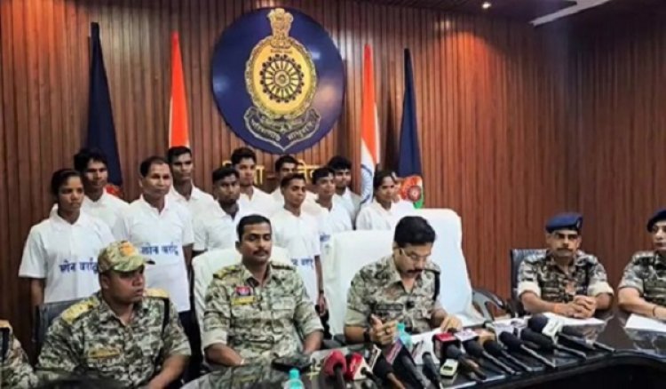28 लाख 50 हजार के ईनामी 12 नक्सलियों ने किया आत्मसमर्पण