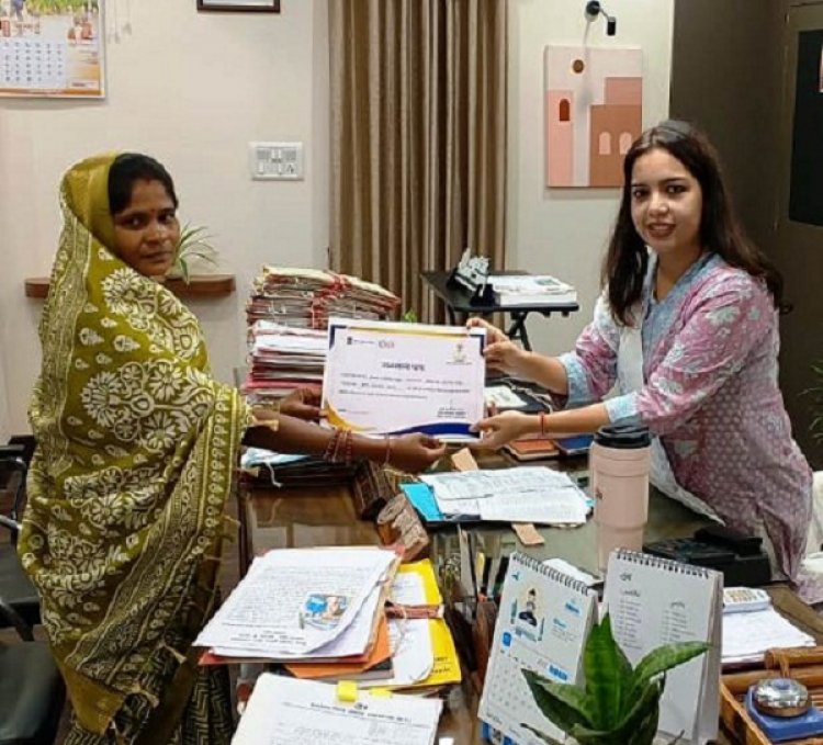 सीईओ जिला पंचायत ने लखपति दीदी को किया सम्मानित