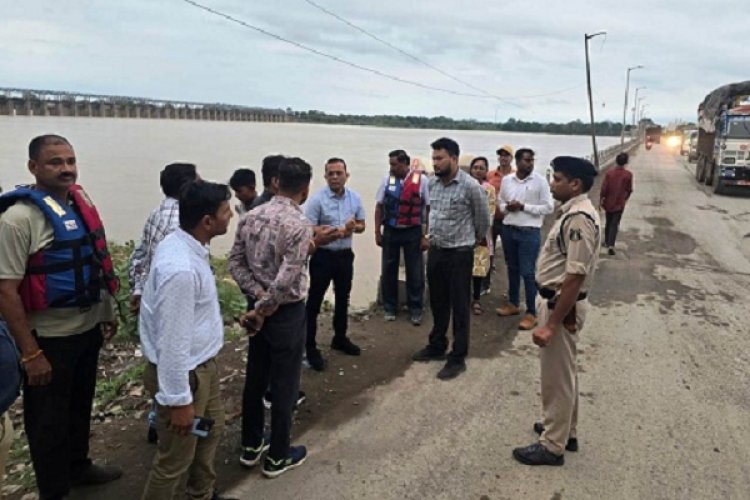 कलेक्टर ने बाढ़ संवेदनशील क्षेत्रों का व्यापक निरीक्षण कर तैयारियों का लिया जायजा