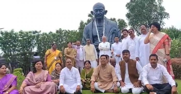 खाद-बीज संकट पर सदन में विपक्ष का हंगामा, निलंबित होने के बाद धरने पर बैठे...