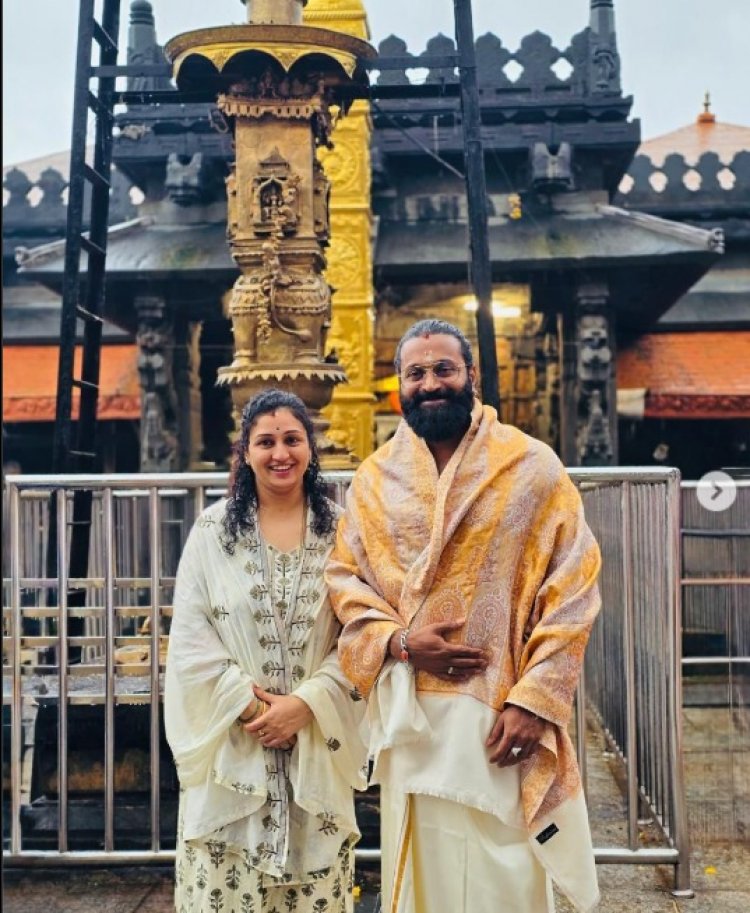 कोल्लूर मंदिर पहुंचे ऋषभ शेट्टी, पत्नी प्रगति संग लिया देवी मूकाम्बिका का आशीर्वाद