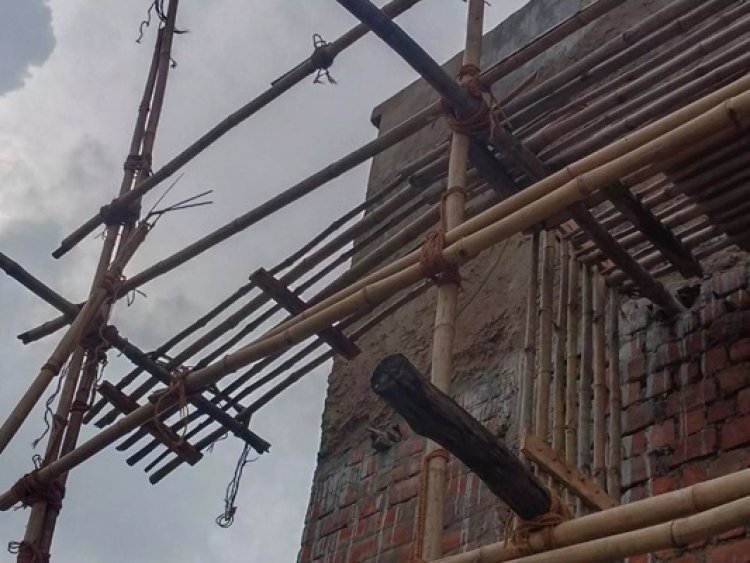 प्लास्टर करते समय मजदूर गिरे, एक की मौत