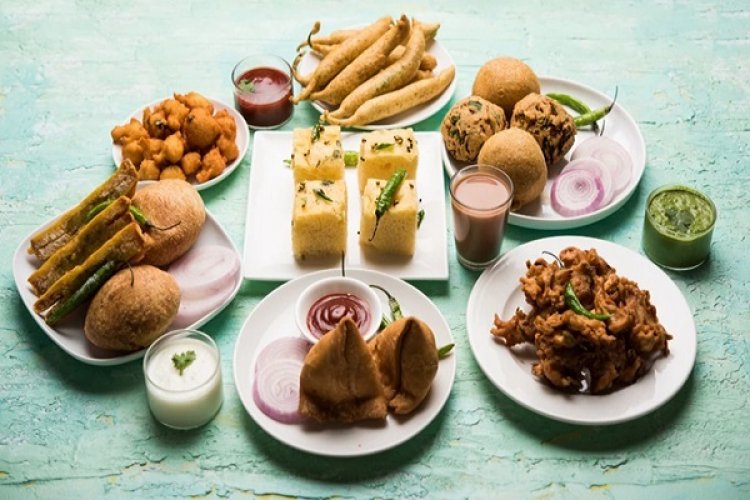 बारिश में खाएं ये स्वादिष्ट भारतीय स्नैक्स और भीगी शामों को बनाएं यादगार