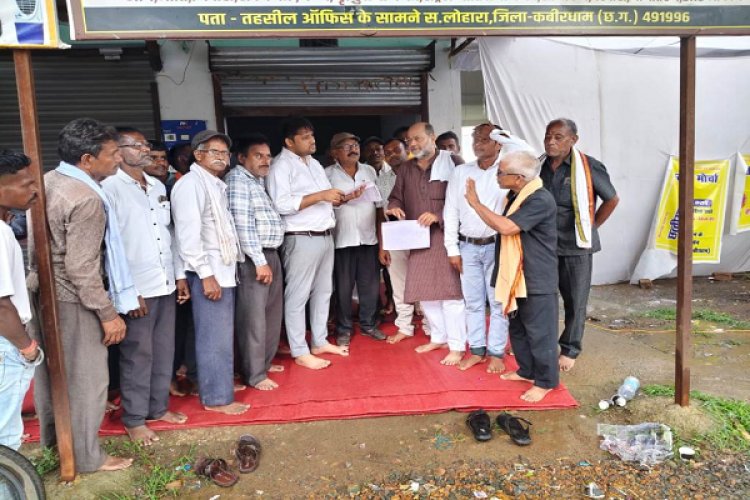 बरसते पानी में किसानों का प्रदर्शन, लोहारा एसडीएम को सौंपा ज्ञापन