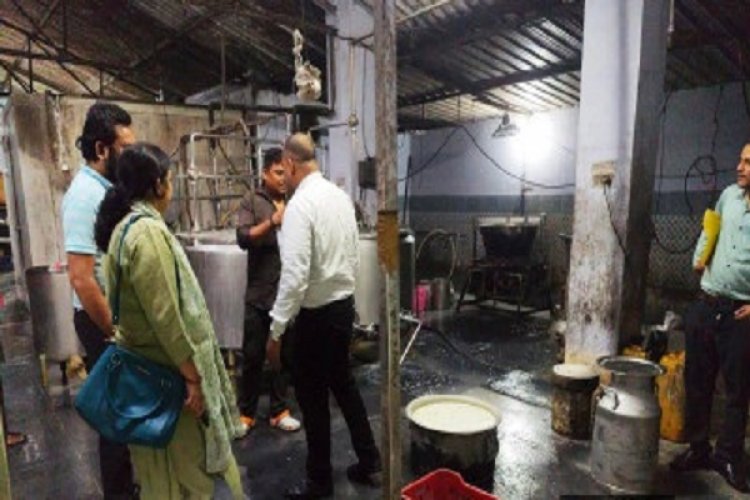 दूध, दुग्ध उत्पादों और खाद्य सामग्री के नमूने लिए गए