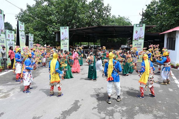 सीएम हाउस में हरेली की धूम: पारंपरिक लोक यंत्रों के साथ नाचा का आयोजन