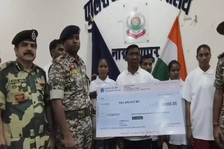 नारायणपुर में 33 लाख के इनामी 8 हार्डकोर नक्सलियों ने किया आत्मसमर्पण