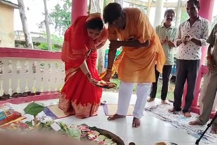 नपा अधिकारी ने शिवलिंग की विशेष पूजा कर भटगांव वासियों के लिए मांगा आशीर्वाद