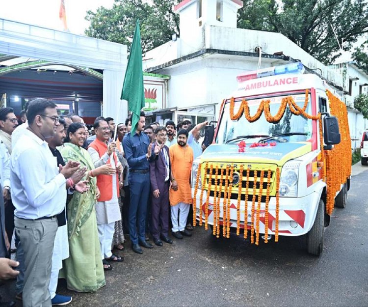 मुख्यमंत्री साय ने आधुनिक एम्बुलेंस को दिखायी हरी झंडी