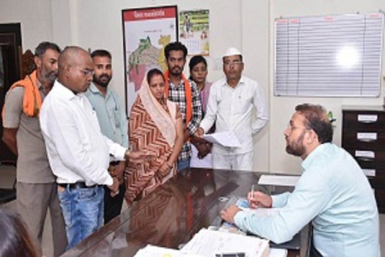 कलेक्टर ने गंभीरतापूर्वक जनसामान्य की सुनी शिकायत एवं समस्याएं