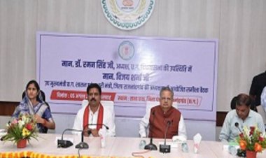 विधानसभा अध्यक्ष की उपस्थिति में उप मुख्यमंत्री एवं जिले के प्रभारी मंत्री की अध्यक्षता में समीक्षा बैठक संपन्न