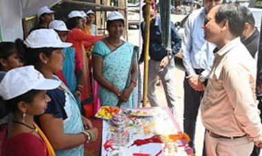 जिला पंचायत के सामने बिहान की दीदियों ने सजाया तिरंगा पंडाल