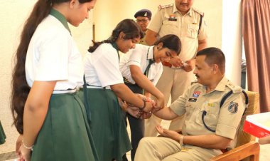 कबीरधाम में रक्षाबंधन पर बहनों ने पुलिस भाइयों की कलाई पर बांधा सुरक्षा का संकल्प सूत्र