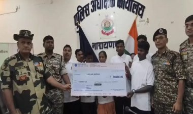 2 महिला समेत 30 लाख के 8 इनामी नक्सलियों ने किया सरेंडर