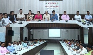 भारत निर्वाचन आयोग के अधिकारियों ने जिले के बीएलओ को दिया प्रशिक्षण