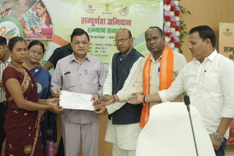 कैबिनेट मंत्री के मुख्य आतिथ्य में संपूर्णता अभियान सम्मान समारोह का हुआ आयोजन