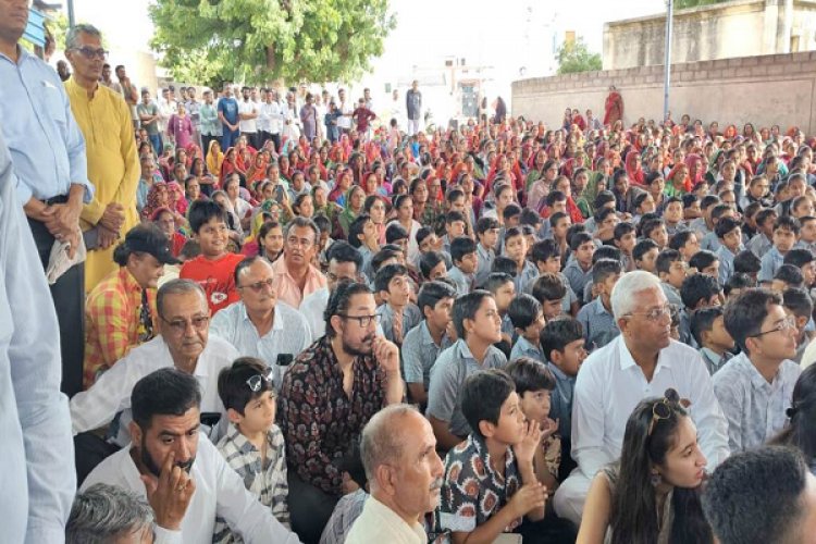 ‘सितारे ज़मीन पर’ की स्पेशल स्क्रीनिंग के साथ भुज के कुणारिया पहुंचे आमिर