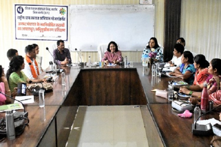 योजनाओं के क्रियान्वयन और विकास में पंचायत प्रतिनिधियों की भूमिका महत्वपूर्ण: कलेक्टर