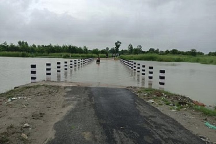 यूपी के 17 जिलों में बाढ़ के हालात, कई शहरों में स्कूल बंद