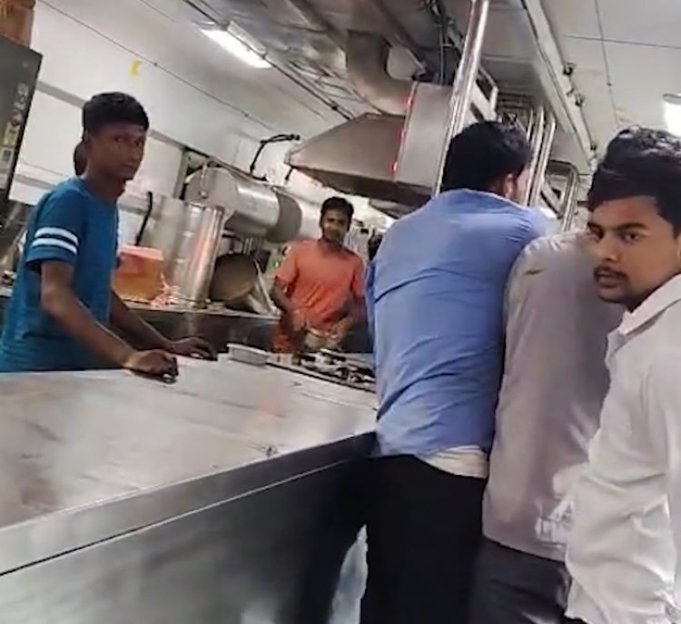 आजाद हिंद एक्सप्रेस में अवैध वेंडरों और पेंट्री मैनेजर के बीच विवाद, मारपीट का वीडियो वायरल