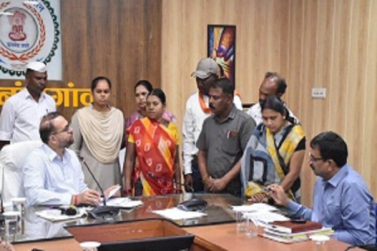 कलेक्टर ने जनदर्शन में पहुंचे जनसामान्य की सुनी शिकायत एवं समस्याएं