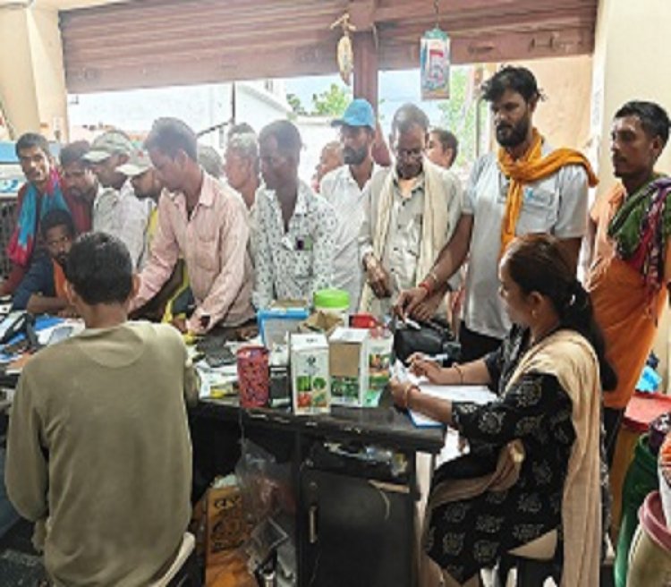 कृषि विभाग द्वारा उर्वरक निरीक्षकों की ड्यूटी लगाकर निर्धारित दर पर कराया गया खाद का वितरण