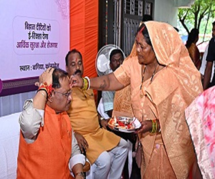 मुख्यमंत्री को जशपुर की दीदियों ने बांधी राखी