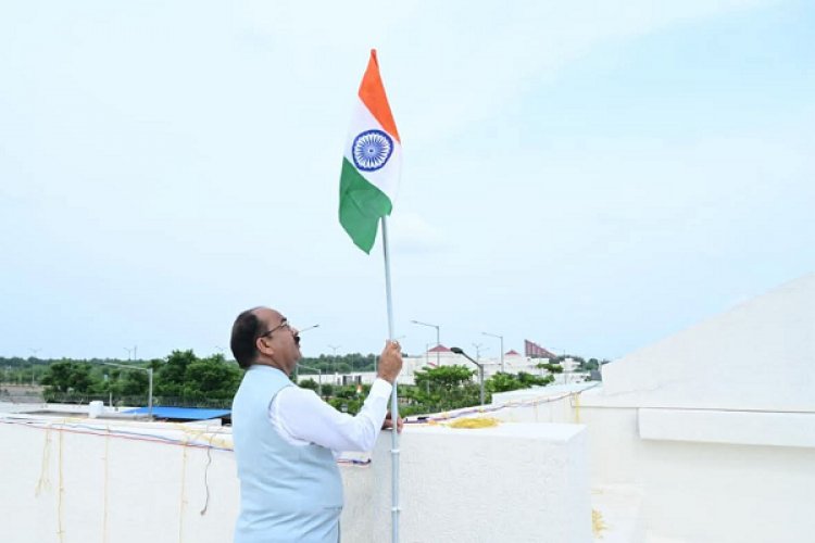 उप मुख्यमंत्री श्री अरुण साव ने 'हर घर तिरंगा' अभियान के तहत अपने निवास पर लगाया तिरंगा