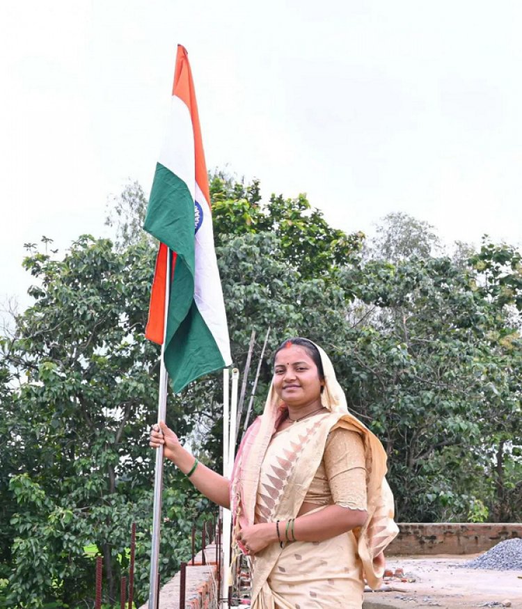 हर घर तिरंगा अभियान - मंत्री श्रीमती लक्ष्मी राजवाड़े ने निज निवास पर फहराया तिरंगा