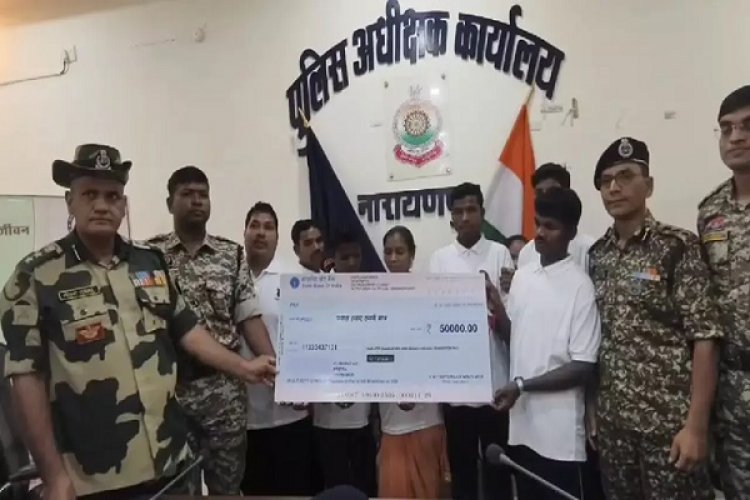 2 महिला समेत 30 लाख के 8 इनामी नक्सलियों ने किया सरेंडर